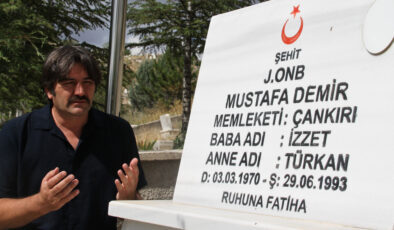 Şehit cenazelerinden etkilendi: Mezarların bakımını üstlendi