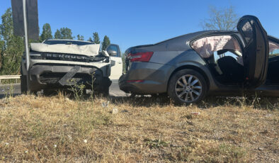 Sivas’ta arabalar çarpıştı