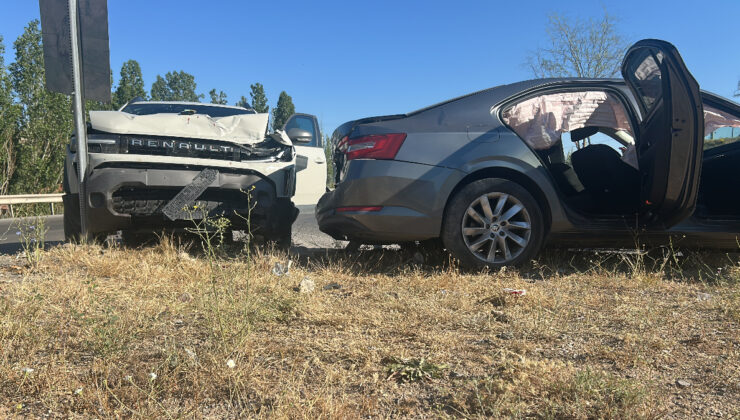 Sivas’ta arabalar çarpıştı