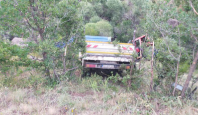 Sivas’ta kamyon şarampole devrildi: 3 kişi yaralandı
