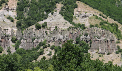 Sivas’ta peri bacalarına benzeyen kayalıklar dikkat çekiyor