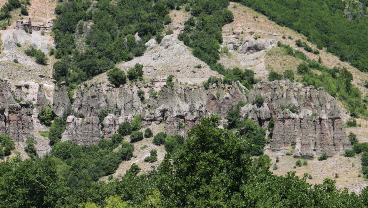 Sivas’ta peri bacalarına benzeyen kayalıklar dikkat çekiyor