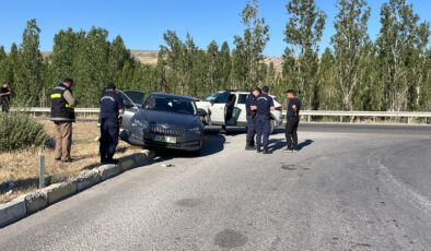 Sivas’ta seyir halindeki araca geriden çarptı: 5 yaralı