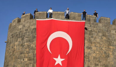 Tarihi Diyarbakır Surları’na ‘Terörsüz Türkiye’ye takviye için Türk bayrağı asıldı