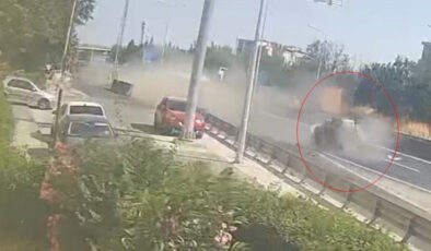 Tekirdağ’da feci kaza: Araç bariyerlere saplandı
