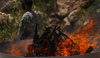 Terör örgütü PKK’lı birinci kümenin silahlarını yakması dünya basınında