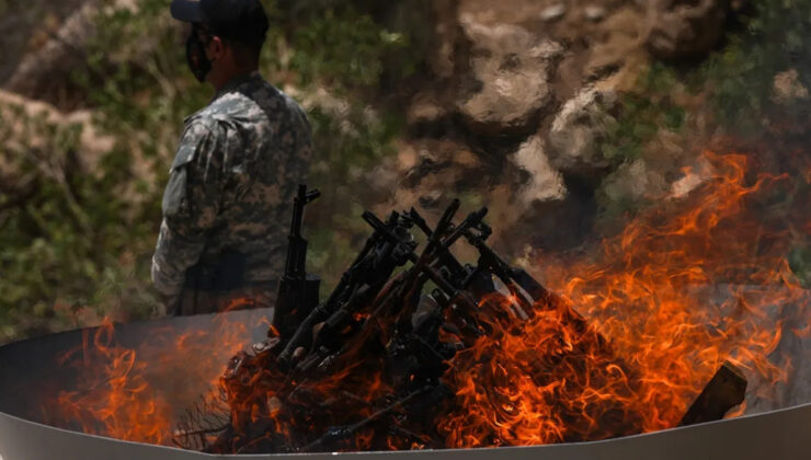 Terör örgütü PKK’lı birinci kümenin silahlarını yakması dünya basınında