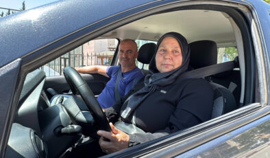 Tokat’ta 55 yaşındaki bayan imtihana 12’nci girişinde ehliyeti aldı