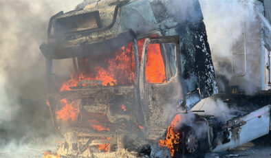 Tokat’ta seyir halindeki tırdan alevler yükseldi