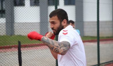 Ulusal boksör Samet Ersoy, dünya şampiyonluğu için yumruk sallıyor