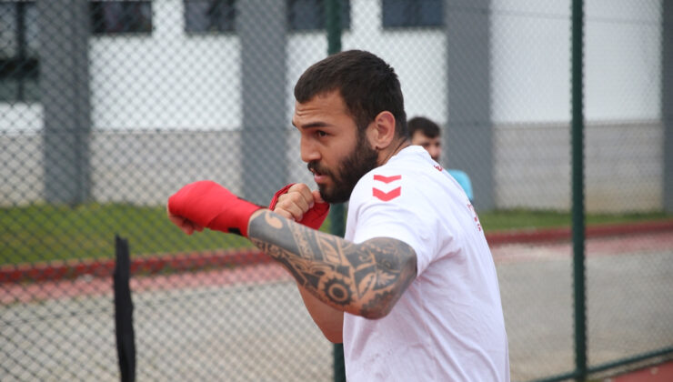 Ulusal boksör Samet Ersoy, dünya şampiyonluğu için yumruk sallıyor