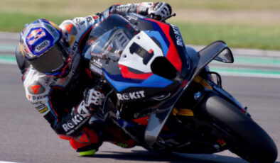 Ulusal motosikletçi Toprak Razgatlıoğlu, İngiltere’de 3 yarışı da kazandı