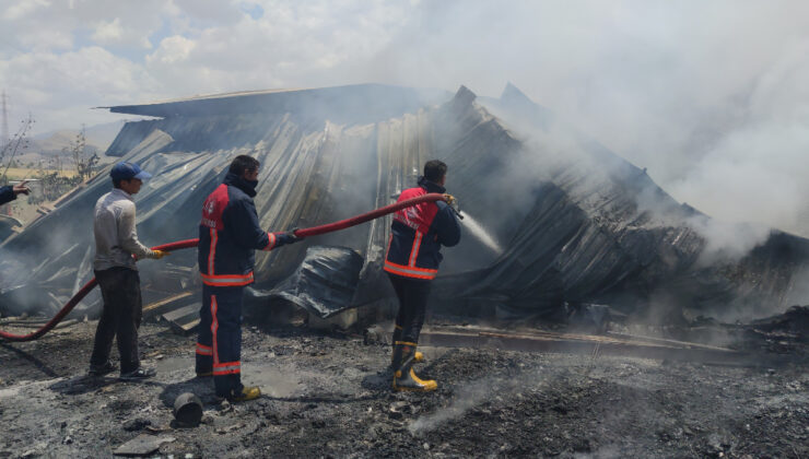 Van’da geri dönüşüm tesisinde çıkan yangına itfaiye grupları ve TOMA’dan müdahale