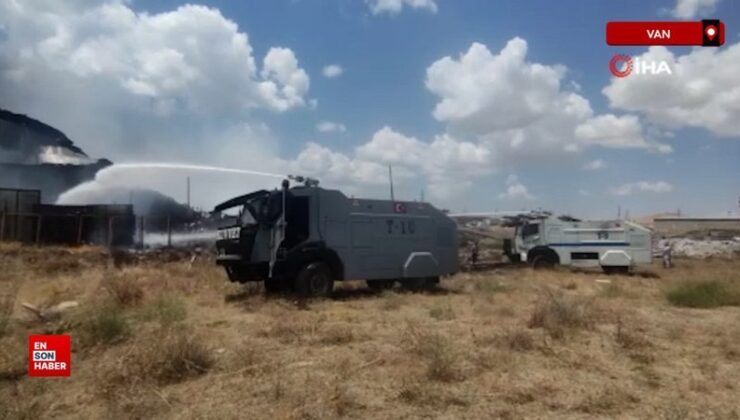 Van’da geri dönüşüm tesisinde çıkan yangına müdahale