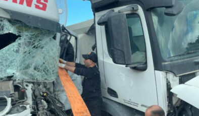 Van’daki kazada tır kamyona geriden çarptı