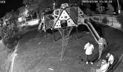 Yalova’da yere çekirdek kabuğu atanlara zabıtadan ceza: Ellerine süpürge verdiler