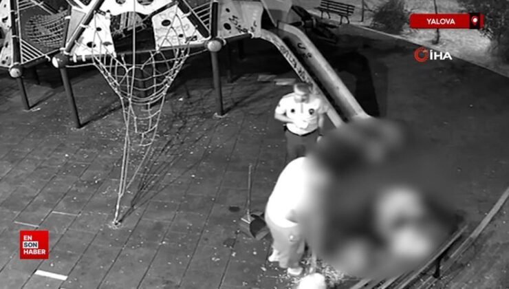 Yalova’da zabıta çekirdek kabuklarını atan vatandaşlara yerleri temizletti