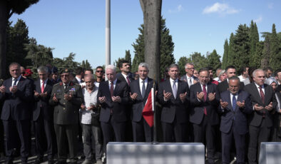 15 Temmuz şehitleri, İstanbul’da kabirleri başında anıldı