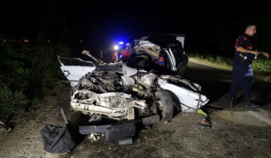 Adana’da araba ile kamyonet çarpıştı: 2’si ağır 4 yaralı