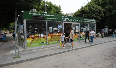 Adana’da otobüs duraklarındaki klimaların iptal edilmesi vatandaşları isyan ettirdi