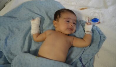 Adıyaman’da hemşire serumu makasla çıkarırken bebeğin parmağını kesti