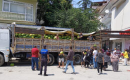Afyonkarahisar’da bir hayırsever vatandaşlara dağıtılması için 20 ton karpuz bağışladı