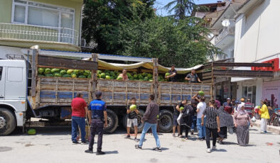 Afyonkarahisar’da bir hayırsever vatandaşlara dağıtılması için 20 ton karpuz bağışladı