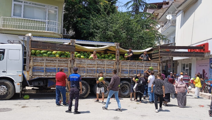 Afyonkarahisar’da bir hayırsever vatandaşlara dağıtılması için 20 ton karpuz bağışladı