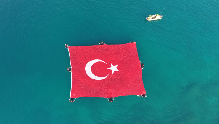 Antalya’da 15 Temmuz münasebetiyle denizde Türk bayrağı açıldı
