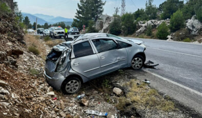 Antalya’da araba yoldan çıkıp kayalık alana çarptı