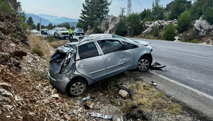 Antalya’da araba yoldan çıkıp kayalık alana çarptı