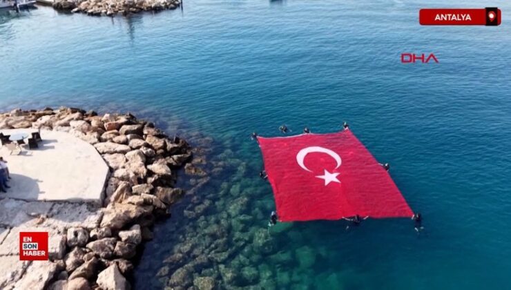 Antalya’da denizde Türk bayraklı 15 Temmuz farkındalığı
