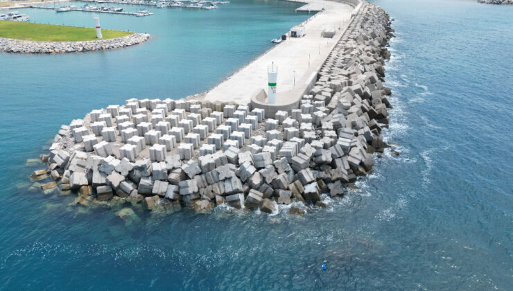 Antalya’da denize giren 9 yaşındaki çocuk hastanelik oldu