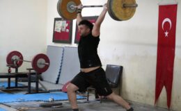 Antalya’da halter şampiyonu Mehmet, Avrupa Şampiyonası’na hazırlanıyor
