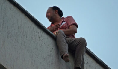 Antalya’da karısına kızıp çatıya çıkan adam itfaiye takımlarına güç anlar yaşattı