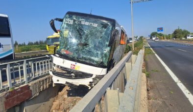 Antalya’da kaza yapan cins otobüsü köprüden düşmek üzereyken durabildi