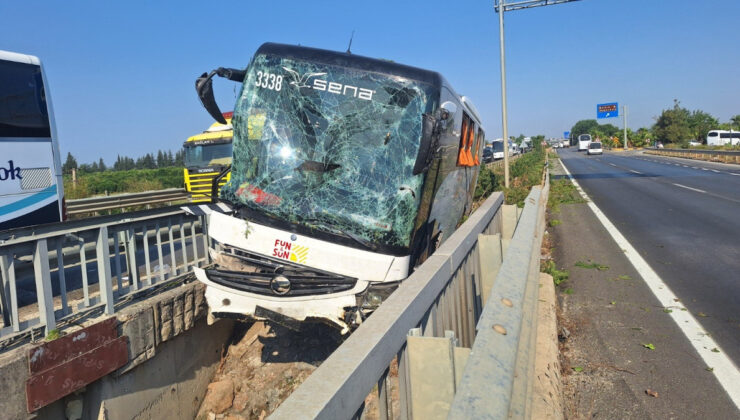 Antalya’da kaza yapan cins otobüsü köprüden düşmek üzereyken durabildi