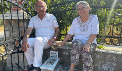 Antalya’da ölen muhabbet kuşu için mermerden mezar yaptılar