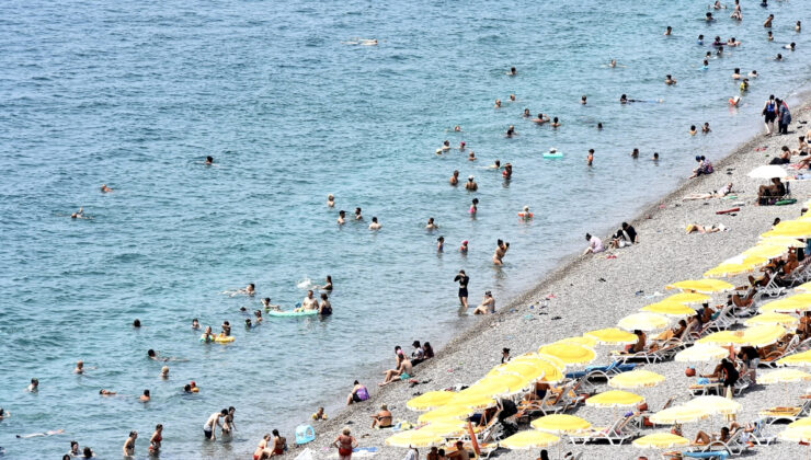 Antalya’da sıcaklıklardan bunalanlar, kıyılara akın etti