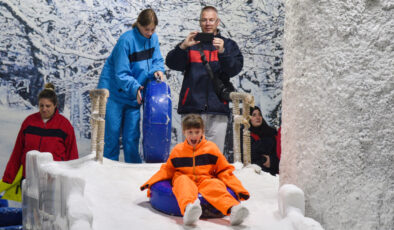 Antalya’da sıcaktan bunalanlar, kar odasında serinliyor