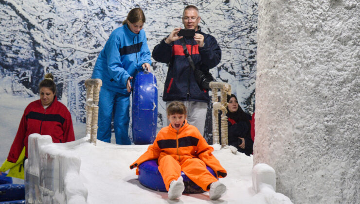 Antalya’da sıcaktan bunalanlar, kar odasında serinliyor