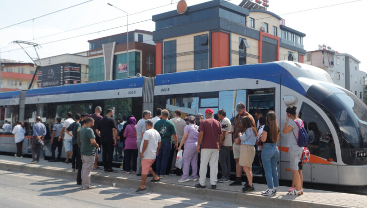 Antalya’da tramvayın altında kalmaktan son anda kurtuldu