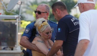 Antalya’da yanan meskenini gören bayan bayıldı