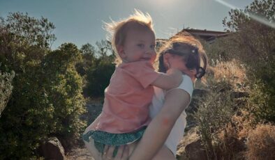 Aslı Enver’den çocuklu yeni paylaşım! Kızını sırtında gezdirdi