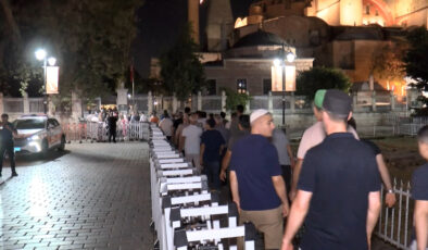 Ayasofya’nın açılış yıl dönümüne özel sabah namazında bir ortaya gelindi
