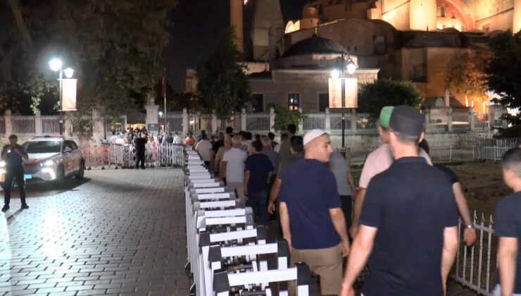 Ayasofya’nın açılış yıl dönümüne özel sabah namazında bir ortaya gelindi
