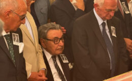 Aydın Doğan, Altan Öymen’in cenaze namazında ayakta duramadı