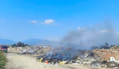 Aydın’da kanal kenarında çıkan yangın, rüzgarla geniş alana yayıldı