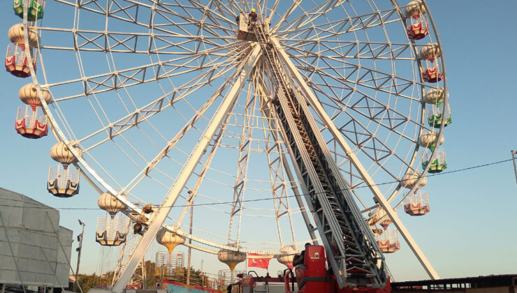Balıkesir’de dönme dolapta mahsur kalan 3 kişi kurtarıldı