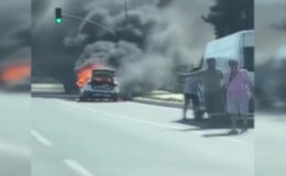 Başakşehir’de seyir halindeki araba alev topuna döndü